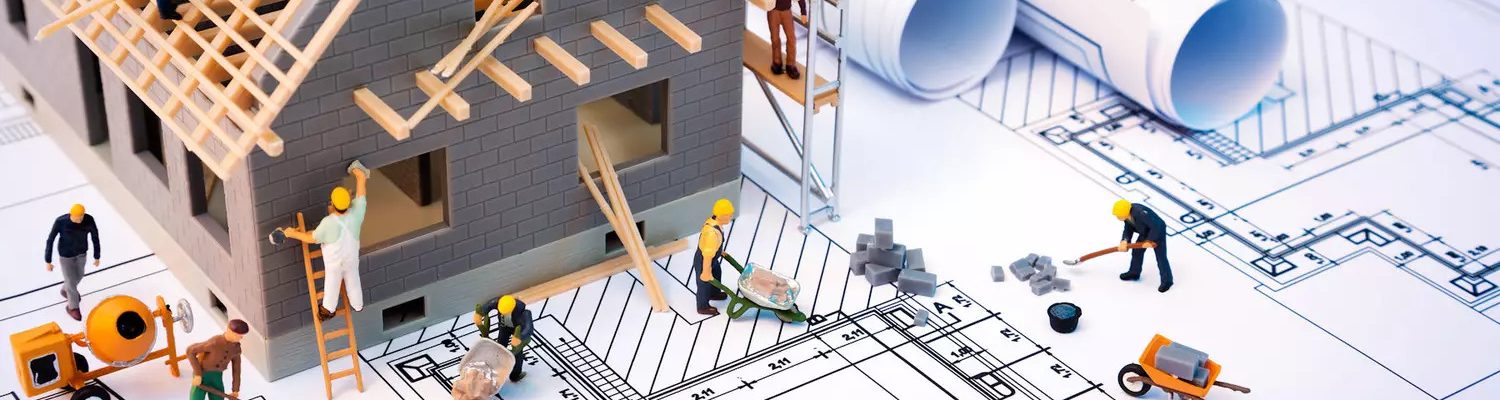 Maison en construction avec ouvriers sur des plans, symbole de travail acharné et de planification minutieuse.