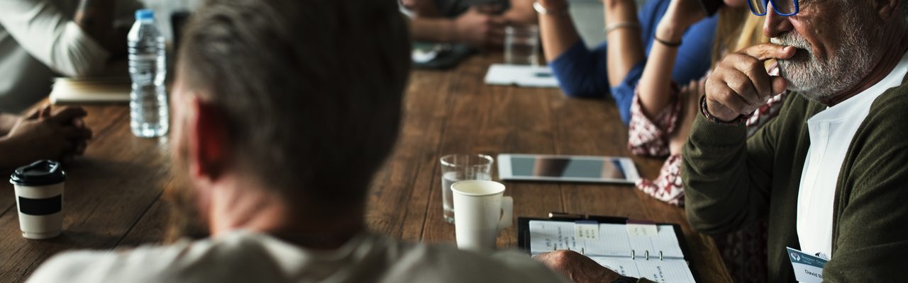 Un groupe de personnes assises autour d'une table.